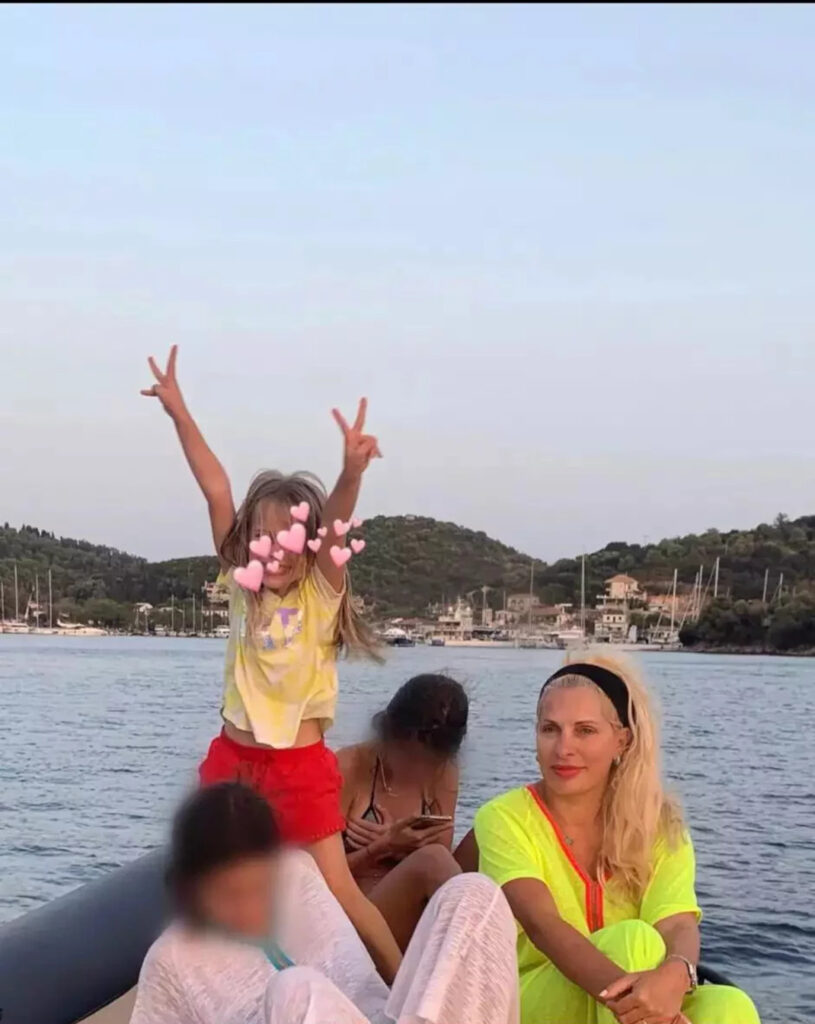 Ελένη Μενεγάκη: H σπάνια οικογενειακή φωτό με τις τρεις κόρες της 