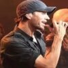 Ενρίκε Ιγκλέσιας: Χαμός με το βίντεο που φιλά στο στόμα θαυμάστριά του