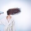 Οι τρεις κακές συνήθειες που βλάπτουν τα μαλλιά